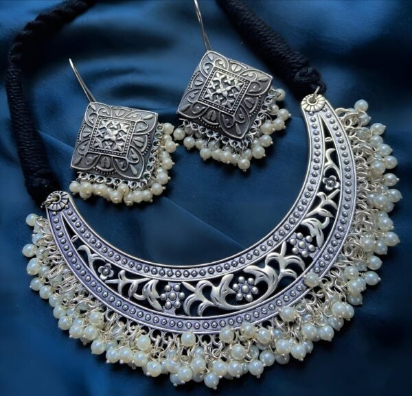 Veena Chocker Set