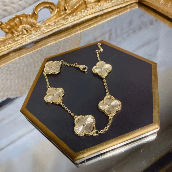 Clover Bracelet Five Leaf 18k Gold plated Waterproof Stainless Steel (Golden) - Image 4